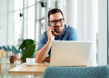 الزواج السعيد.. 5 طرق للتواصل عندما يعمل زوجك كثيرًا