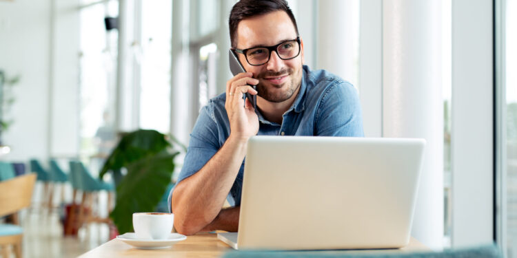 الزواج السعيد.. 5 طرق للتواصل عندما يعمل زوجك كثيرًا