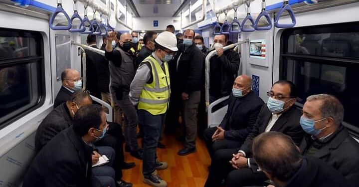 رئيس الوزراء يستقل أحد القطارات التجريبية من محطة الشروق حتى بدر