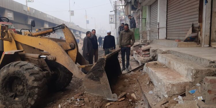 للتوسعة والتطوير.. محافظة الجيزة تزيل التعديات والبروز بعمرو بن العاص وعثمان محرم