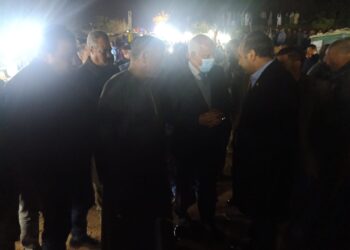 محافظ الجيزة يتفقد موقع حادث سقوط سيارة بفرع رشيد بمنشأة القناطر