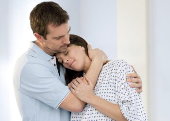 الآباء في غرفة الولادة.. نصائح لدعم الأم والاعتناء بها