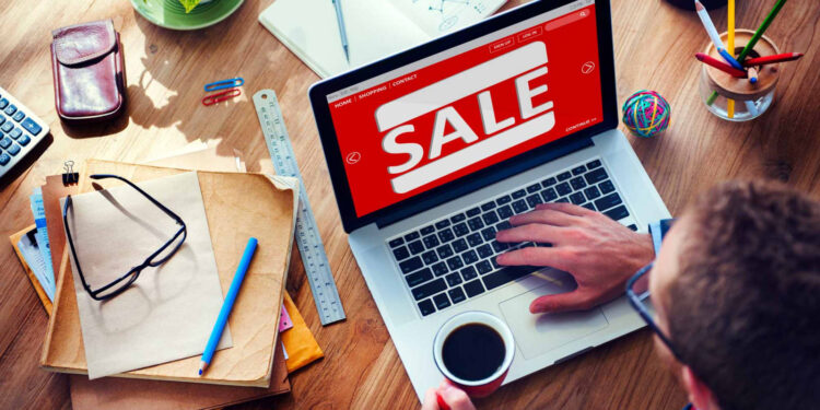 كن متسوقًا أكثر ذكاءً.. نصائح وحيل لتوفير المال أثناء التسوق عبر الإنترنت