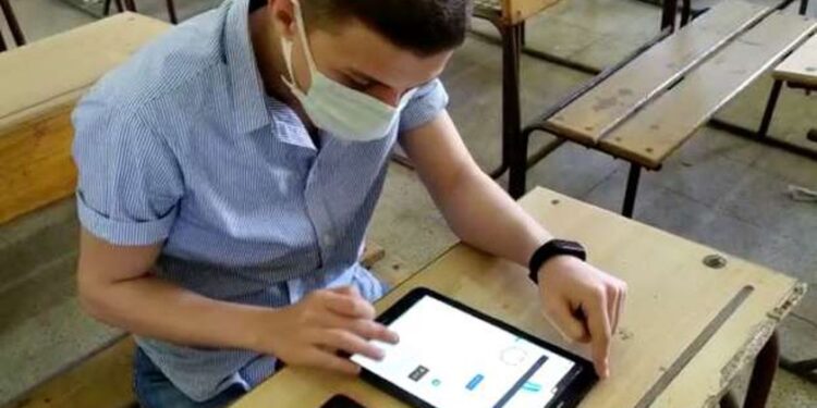 ما أهمية حيازة الطالب للتابلت أثناء الامتحان الورقي؟.. التعليم تجيب