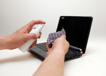 كيف تنظف شاشة الكمبيوتر أو اللاب توب دون إتلافها؟