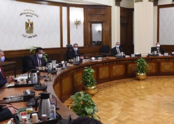 مدبولي يوجه بمنع دخول غير المطعمين للمصالح الحكومية