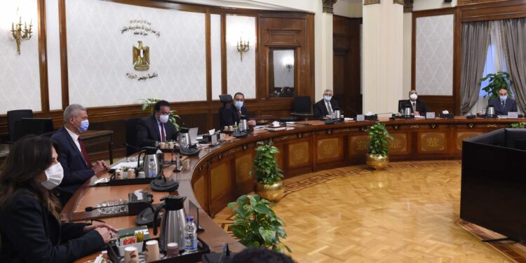 مدبولي يوجه بمنع دخول غير المطعمين للمصالح الحكومية