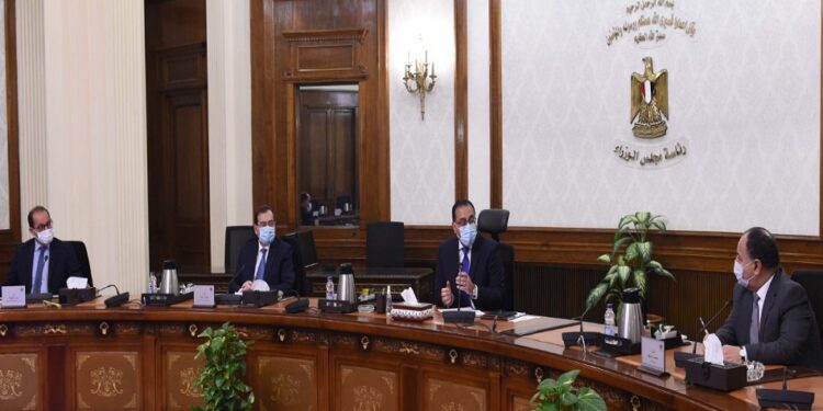 مدبولي: الرئيس وجه بالانتهاء من التشابكات المالية بين وزارتي البترول والمالية