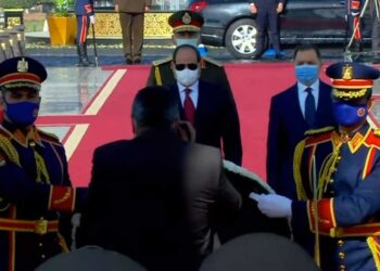 الرئيس السيسي يضع إكليلاً من الزهور على النصب التذكاري بأكاديمية الشرطة