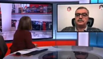 محلل سياسي يطالب بمستحقاته علي الهواء مباشرةً