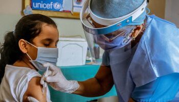 الصحة تعلن تطعيم الأطفال بلقاح كورونا من سن 5سنوات.. ما النوع؟