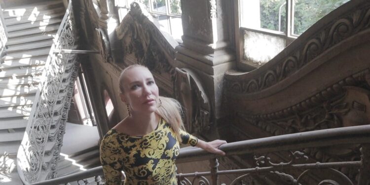 بالصور.. مطربة أمريكية تقوم بتصوير فيديو كليب في وسط البلد