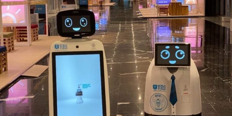 منتدى شباب العالم 2022.. الرئيس السيسي يتسمع لإحدى الروبوتات المشاركة