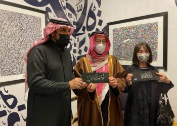 سفير اليابان بالرياض يرتدى الزى السعودى ويشارك بالرقص
