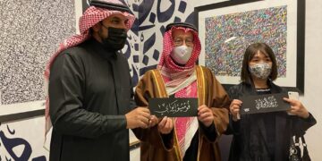 سفير اليابان بالرياض يرتدى الزى السعودى ويشارك بالرقص