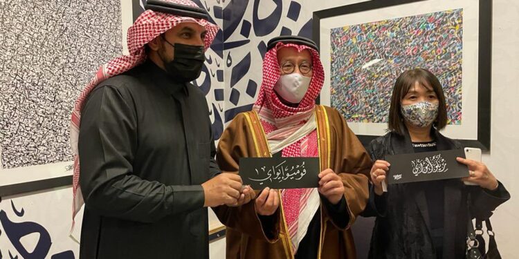 سفير اليابان بالرياض يرتدى الزى السعودى ويشارك بالرقص