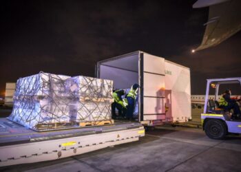 الصحة تستقبل 3 ملايين جرعة لقاح فايزر من أمريكا.. صور