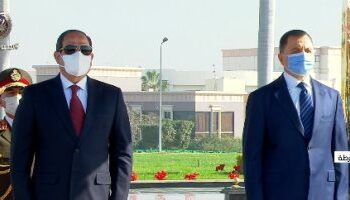 الرئيس السيسي يضع إكليلاً من الزهور على النصب التذكاري بأكاديمية الشرطة