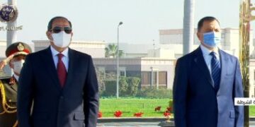 الرئيس السيسي يضع إكليلاً من الزهور على النصب التذكاري بأكاديمية الشرطة