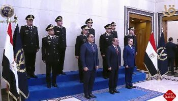 الرئيس السيسي يلتقط صورًا تذكارية مع أعضاء المجلس الأعلى بأكاديمية الشرطة