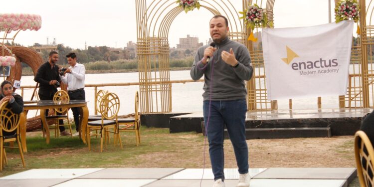 عبد الله رمضان.. رحلة شاب من بائع في مقلة إلى محاضر لغات في منصات عالمية