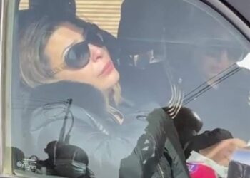 صور.. انهيار زوجة الراحل وائل الإبراشي خلال تشيع الجثمان