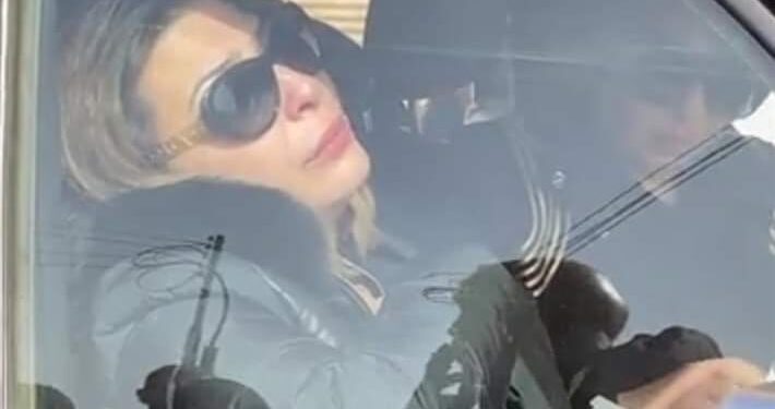 صور.. انهيار زوجة الراحل وائل الإبراشي خلال تشيع الجثمان