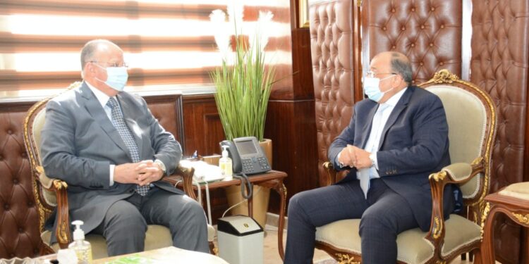 وزير التنمية المحلية يتابع مع محافظ القاهرة مستجدات المشروعات التنموية بالمحافظة