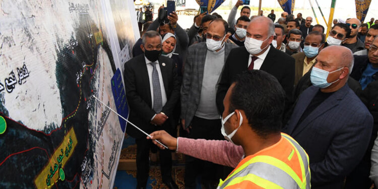 وزير النقل يعلن مسار القطار الكهربائي بمحور دشنا.. صور