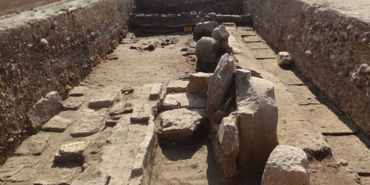 اكتشافات أثرية جديدة بمشروع ترميم تمثالي ممنون ومعبد الملك أمنحنب الثالث