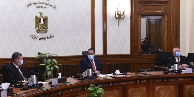 ما هي نتائج تجربة زراعة القطن قصير التيلة على مساحة 500 فدان شرق العوينات؟