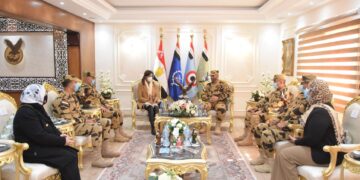 القوات المسلحة تنظم زيارة لشباب مصر الدارسين بالخارج إلى مقر قيادة الصاعقة