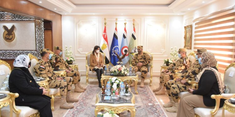 القوات المسلحة تنظم زيارة لشباب مصر الدارسين بالخارج إلى مقر قيادة الصاعقة