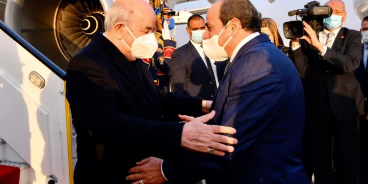 الرئيس السيسي يستقبل نظيره الجزائري عبد المجيد تبون بمطار القاهرة
