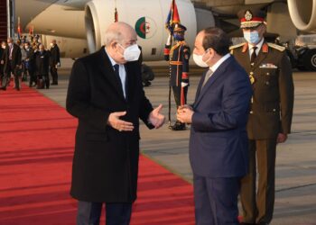 الرئيس السيسي يستقبل نظيره الجزائري عبد المجيد تبون بمطار القاهرة
