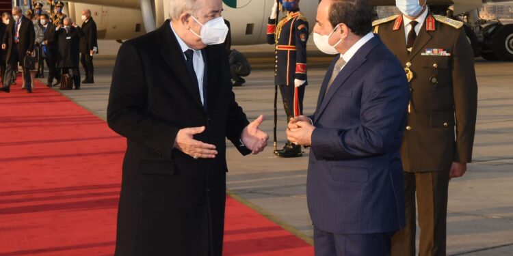 الرئيس السيسي يستقبل نظيره الجزائري عبد المجيد تبون بمطار القاهرة