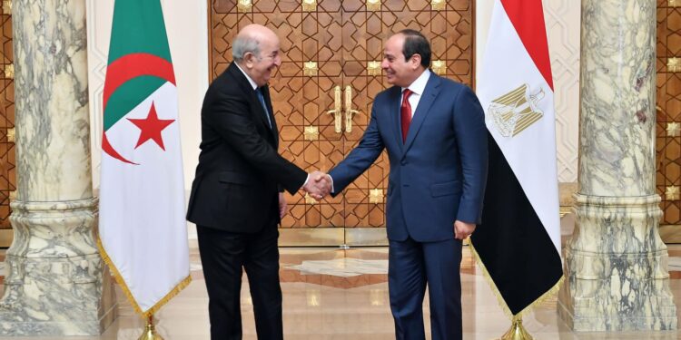 الرئيس السيسي يبحث مع نظيره الجزائري القضايا الإقليمية المشتركة