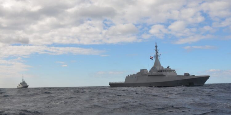 القوات البحرية المصرية والفرنسية تنفذان تدريبًا بحريًا عابرًا في البحر المتوسط