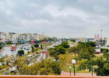 مدينة العبور تتألق تحت حبات المطر.. صور