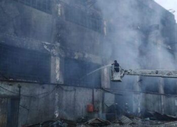 اندلاع حريق ضخم في مصنع ملابس جاهزة في شبرا الخيمة.. صور وفيديو