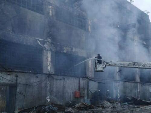 اندلاع حريق ضخم في مصنع ملابس جاهزة في شبرا الخيمة.. صور وفيديو