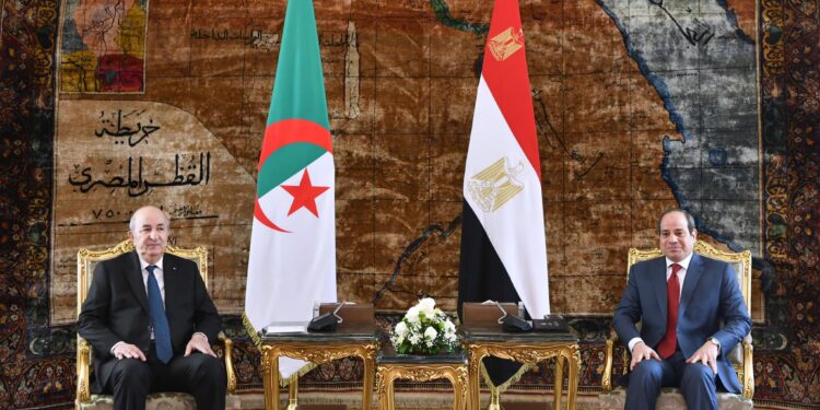الرئيس السيسي يبحث مع نظيره الجزائري القضايا الإقليمية المشتركة