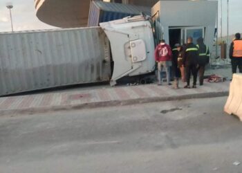 تريلا كبيرة تحطم كارتة الدائري الأوسطي في أكتوبر.. صور