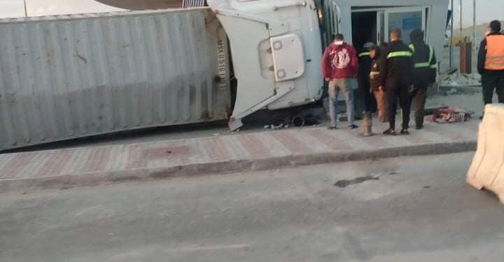 تريلا كبيرة تحطم كارتة الدائري الأوسطي في أكتوبر.. صور