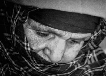 سيدة تطلب من زوجها إلقاء والدته المريضة في الشارع.. كيف كان رد فعله؟