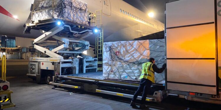 الصحة تستقبل 3 ملايين و 999 ألف جرعة من لقاح «أسترازينيكا» مقدمة من بريطانيا