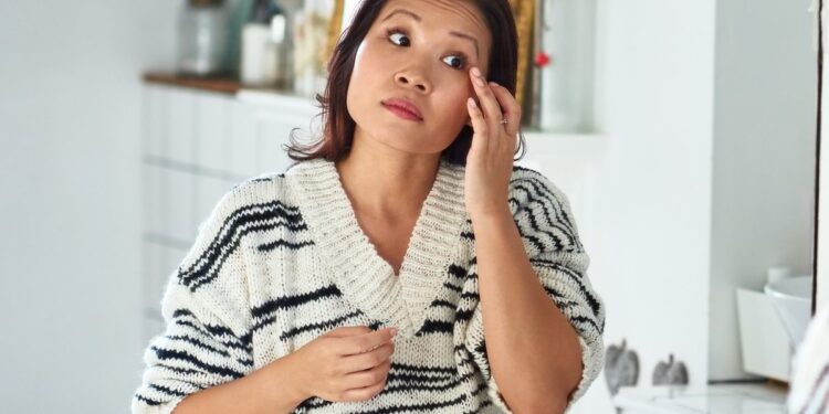 العناية بالبشرة.. خطوات تطبيق مستحضرات التجميل بالترتيب الصحيح