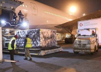 الصحة تستقبل 667 ألف جرعة لقاح«استرازنيكا» بمطار القاهرة الدولي.. صور