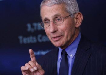 فاوتشي في ورطة.. كبير خبراء الصحة في أمريكا يواجه اتهامات بشأن أرباحه من وراء الوباء