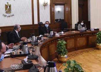 مدبولي يستعرض مع وزير الزراعة المشروع القومي لقصب السكر